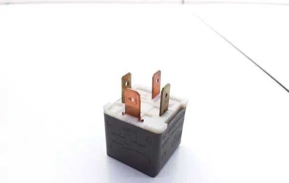Volkswagen Golf IV Hazard warning light relay 141951253B 4RA00351029