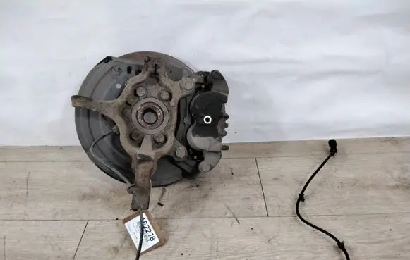 Nissan Leaf I (ZE0) Front wheel hub spindle knuckle