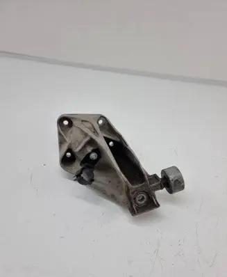 Engine mounting bracket