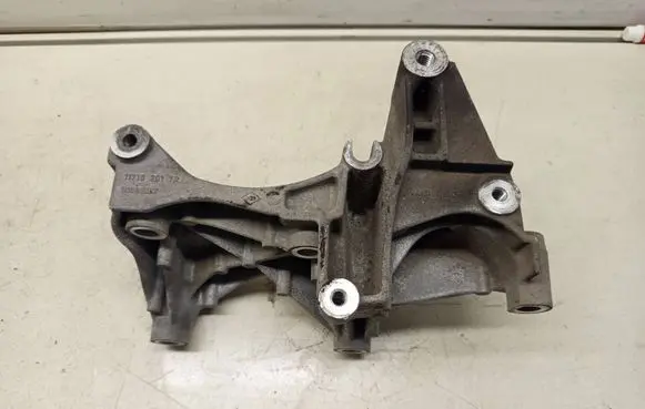 Nissan Qashqai+2 Generator/alternator bracket 117102017R