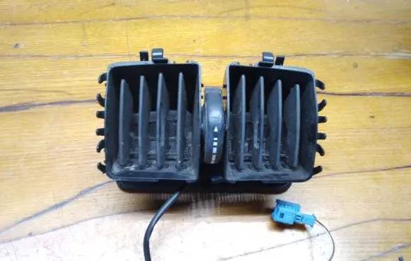 Mercedes-Benz E A207 Rear air vent grill A2048300954