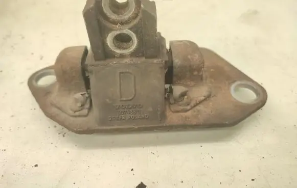 Volvo XC90 Engine mount bracket 30748811
