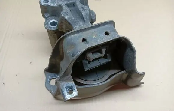 Engine mount vacuum valve