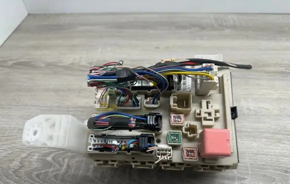 Toyota Avensis T270 Fuse module 8273005680 291711K01