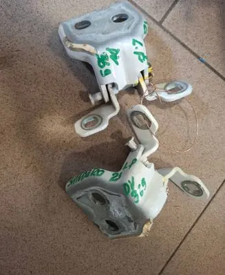Dacia Sandero III Front door hinge set 