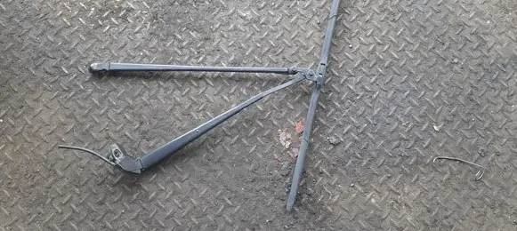 Toyota Yaris Front wiper blade arm