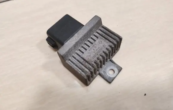 Nissan Note (E11) Glow plug pre-heat relay 7700115078
