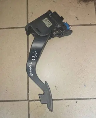 Accelerator throttle pedal