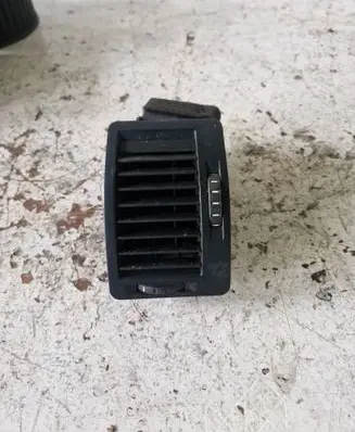 Skoda Octavia Mk2 (1Z) Dashboard side air vent grill/cover trim