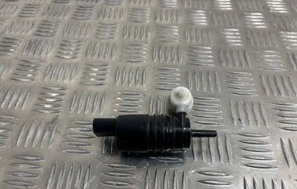 BMW 2 F46 Windscreen/windshield washer pump 7388349 60425M16041 736