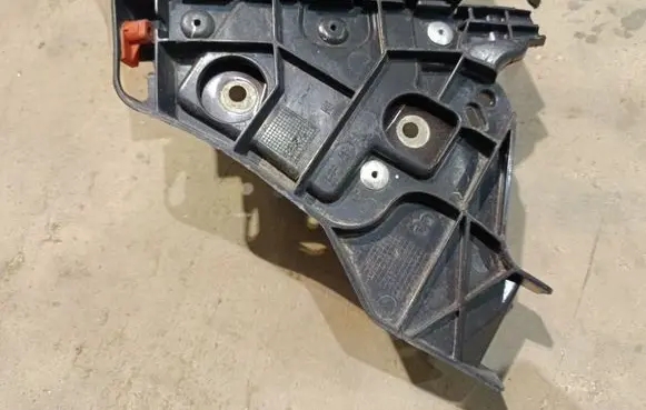 Front bumper mounting bracket