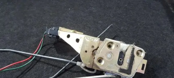 Mazda 323 Front door lock
