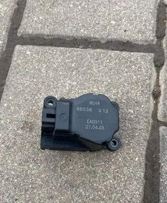 Citroen C4 I Air flap motor/actuator B8036 EAD511