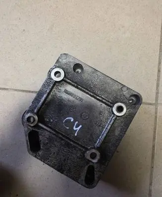 Citroen C4 I Engine mounting bracket 9656881780
