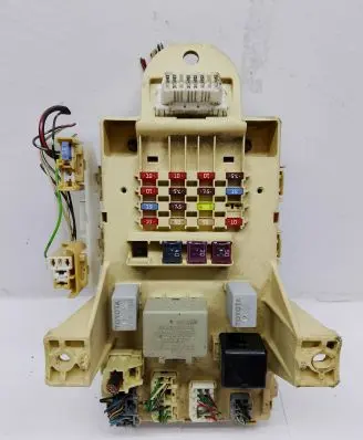Toyota Yaris Fuse box set 827300D040