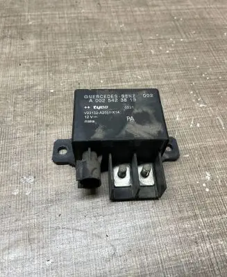 Mercedes-Benz E W211 Charging relay A0025423819 V23132A2001X14