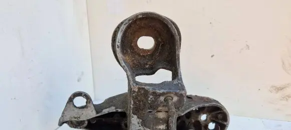 Skoda Superb B5 (3U) Engine mounting bracket 8e0199351f