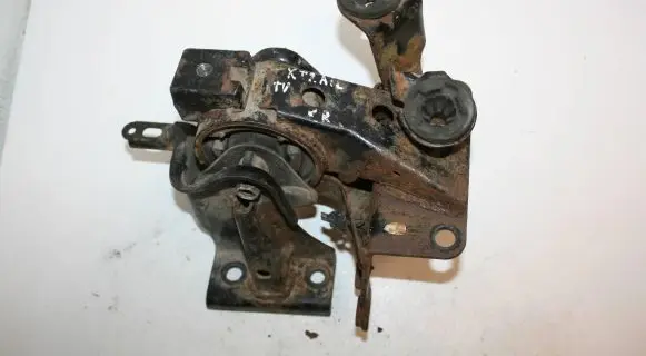 Nissan X-Trail T30 Gear shift cable bracket 
