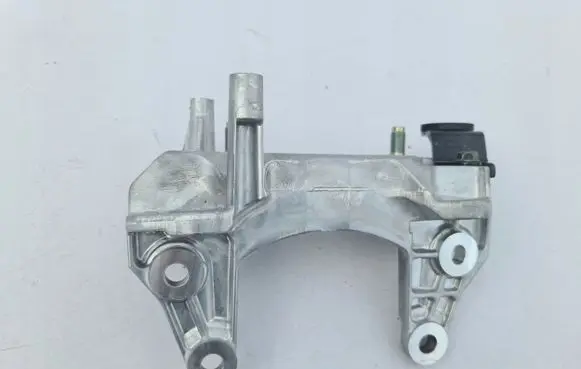 Nissan X-Trail T32 Engine mounting bracket