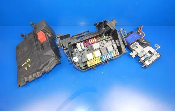 Mercedes-Benz B W246 W242 Fuse box set A2465400024