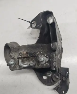 Engine mounting bracket