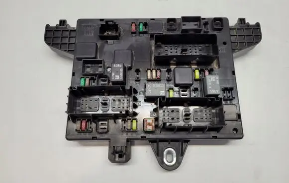 Opel Zafira C Fuse module 20957185