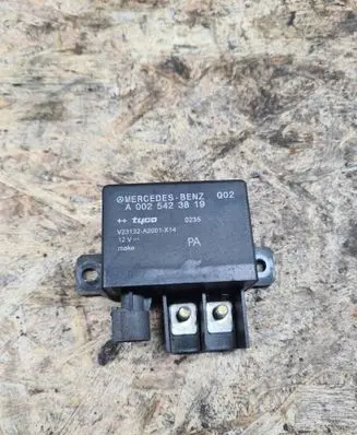 Mercedes-Benz E W211 Charging relay A0025423819 V23132A2001X14
