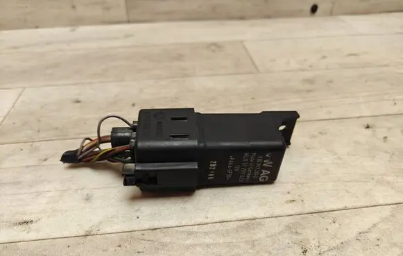 Volkswagen Touran I Glow plug pre-heat relay 038907281D