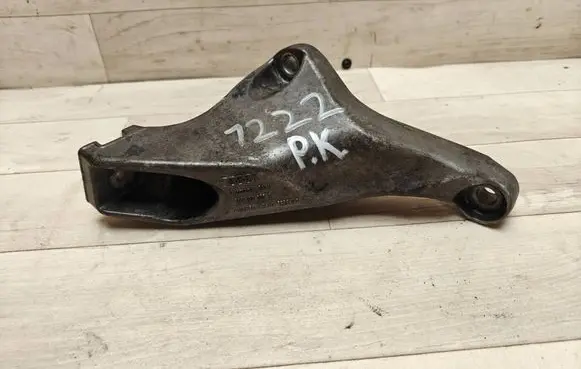 Audi A4 S4 B7 8E 8H Engine mounting bracket 8E0199307S