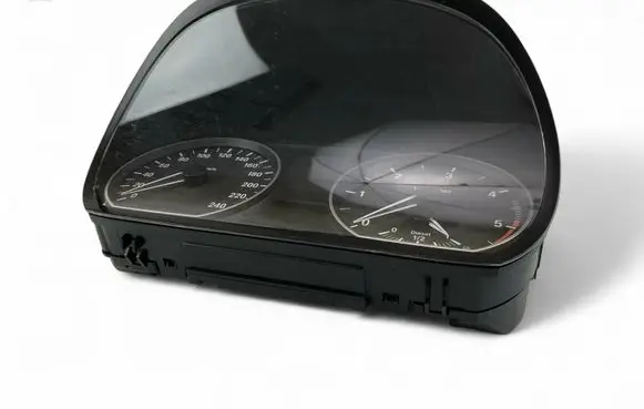 Speedometer (instrument cluster)