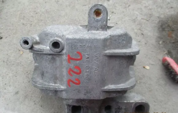 Volkswagen Golf VII Engine mounting bracket
