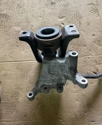 Nissan Juke I F15 Engine mounting bracket W145