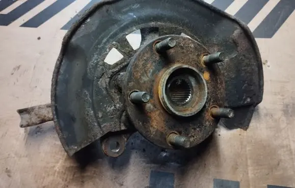 Toyota RAV 4 (XA30) Front wheel hub spindle knuckle