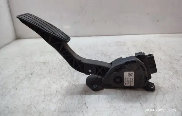 Suzuki Grand Vitara II Accelerator throttle pedal 1590065J01