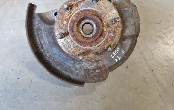 Mitsubishi L200 Front wheel hub spindle knuckle