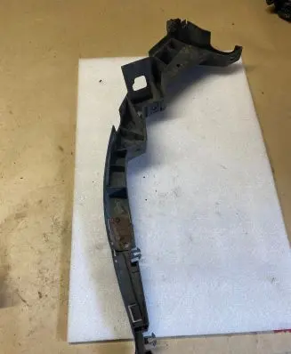 Front bumper mounting bracket