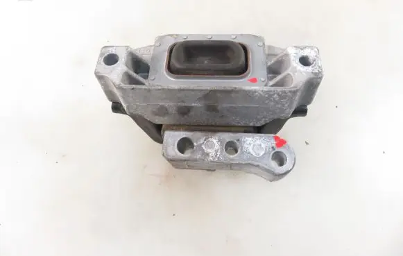 Engine mount vacuum valve