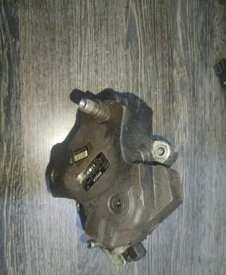 BMW 5 E60 E61 Fuel injection high pressure pump 7798333 813239 0445010146