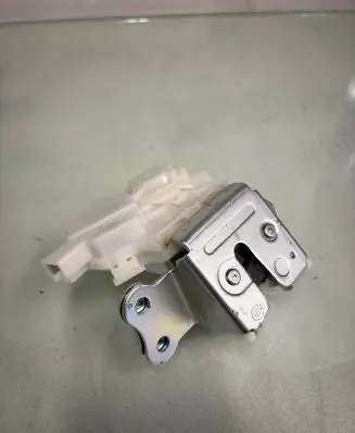Mitsubishi Eclipse Cross Loading door lock 