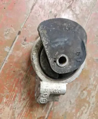 Volvo S40, V40 Engine mount bracket