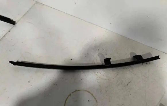Nissan Leaf I (ZE0) Rear door windshield rail 