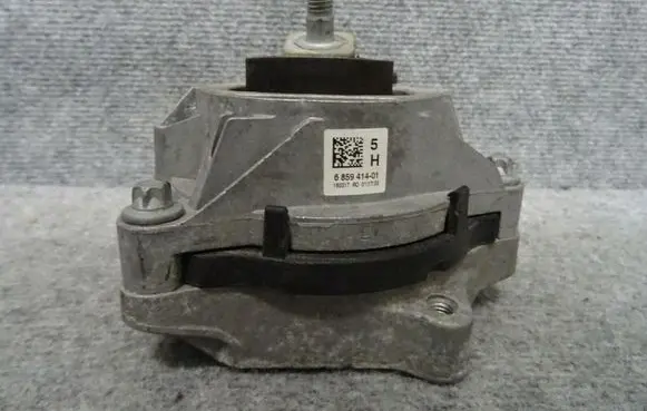 BMW 4 F32 F33 Engine mount bracket 6859414
