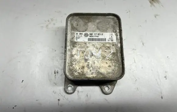 Volkswagen Jetta VII Engine oil radiator 04E117021K