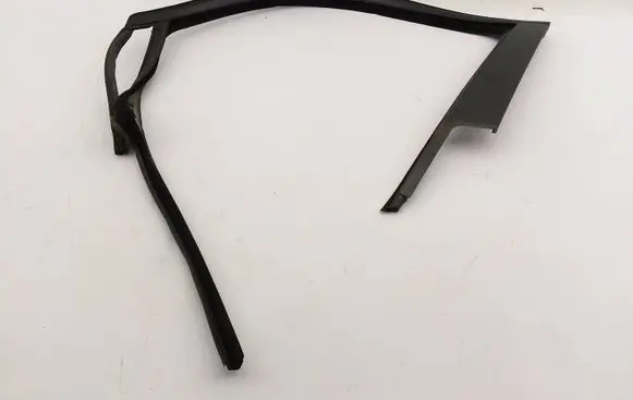 Opel Astra J Front door rubber seal 13347234