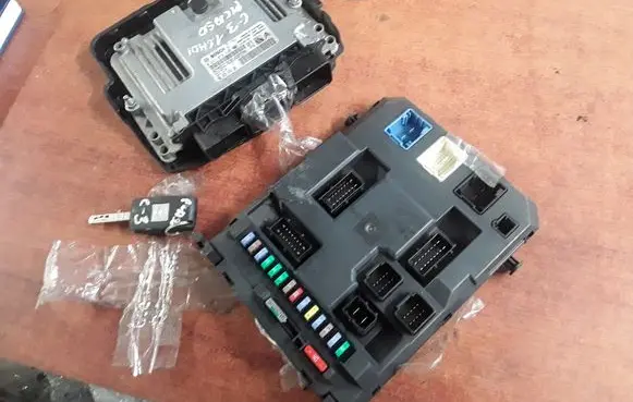 Citroen C3 Picasso Engine ECU kit and lock set 0281019819 9666952080