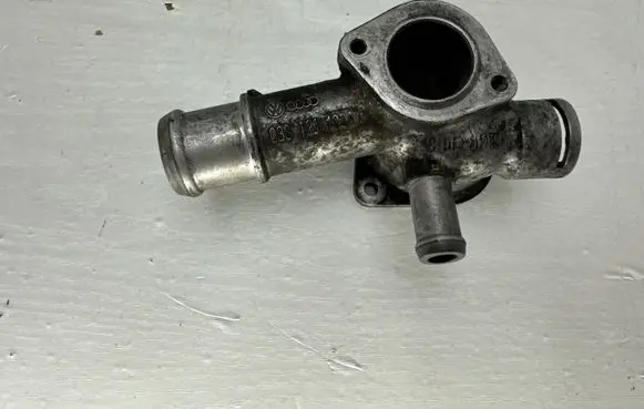 Volkswagen Golf IV Engine coolant pipe/hose 038121133A