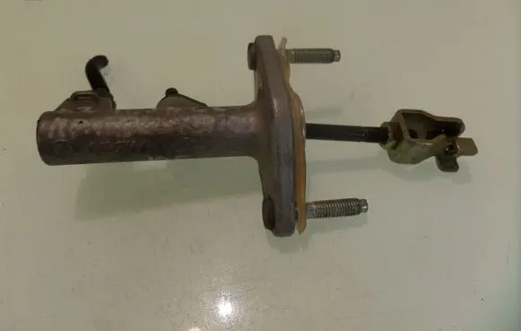Clutch slave cylinder