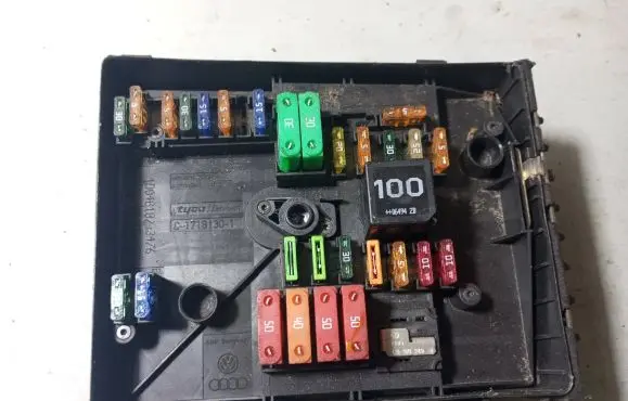 Skoda Octavia Mk2 (1Z) Fuse module 1K0937125A 017183071
