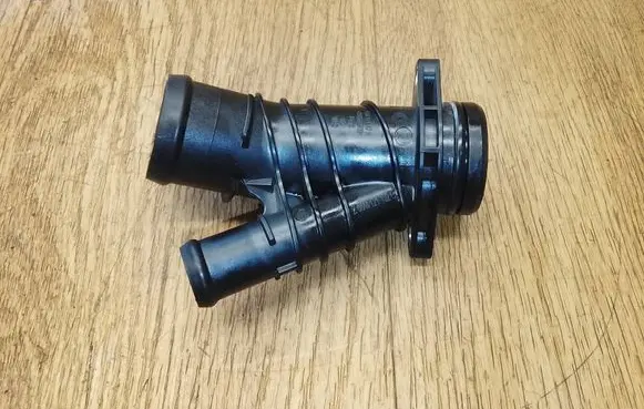 Porsche Macan (95B) Engine coolant pipe/hose 06M121147N