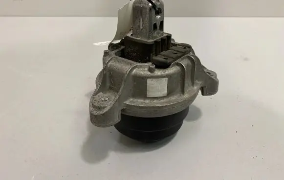 BMW 5 F10 F11 Engine mount bracket 6868302
